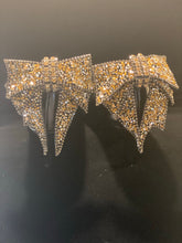 Load image into Gallery viewer, Jaded Bow Shoe Clips in Gold
